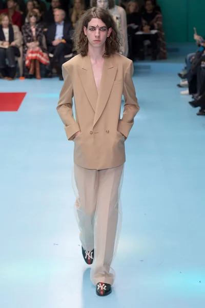Look 19
